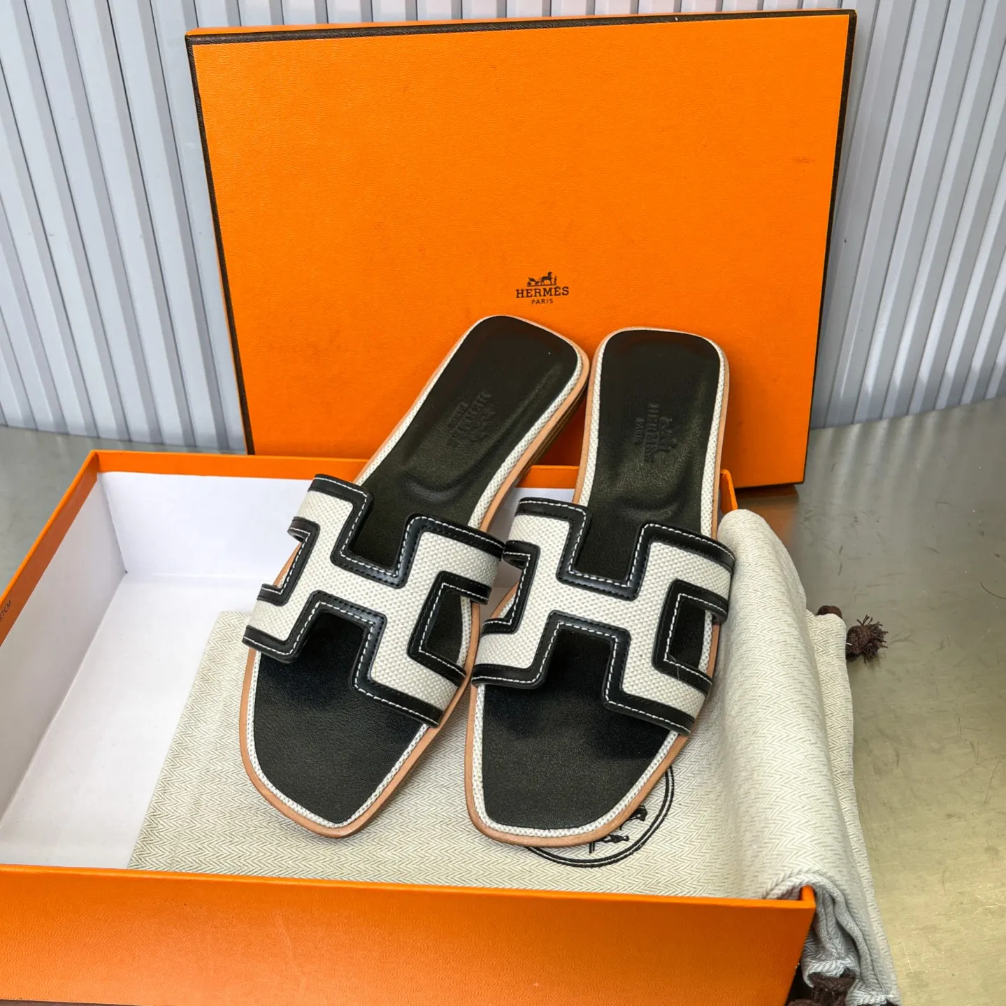 👟👟Ex-factory price 480👟👟 New style in early spring, splicing technology, new revision (Hermès), upgraded packaging, upgraded version and workmanship materials. Hermes®🔴The highest version of handmade shoes on the market ✨✨ Top product Hermès slippers🐎 —————————— The new model in early spring is the same as the original version, handmade by masters! ❥High-end customization, exclusive products, the highest version in the industry⚠❥Using: Hermers upper: Italian imported cowhide + original custom-grade Australian sheepskin feet + genuine leather outsole (pursuing top walking comfort) ✨~~〰〰〰〰❥ Packaging: ✔🚦Pay attention to the packaging➰Top-level exclusive box 〰The original top quality is on sale━━━━Hermes━━━━━ size: 35-40 (34.41.42 custom-made, non-refundable)